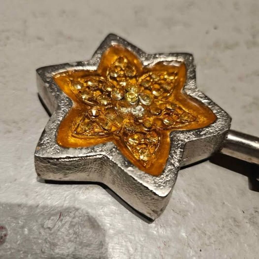 Star Rhinestone Wine Bottle Stopper - Picture 6 of 6